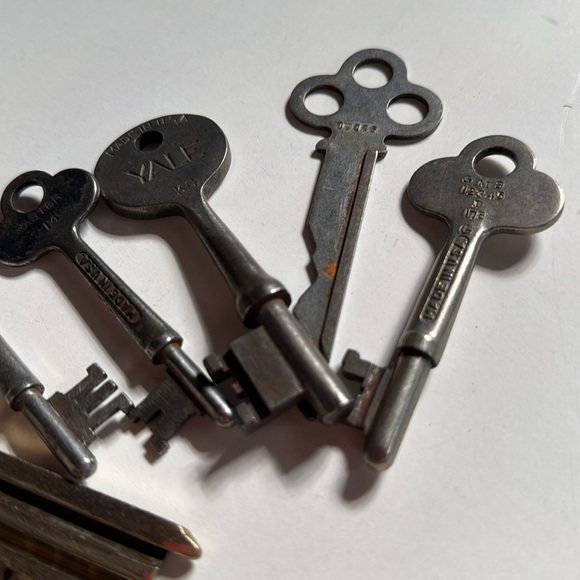 Set of 6 Vintage Keys - Picture 3 of 4